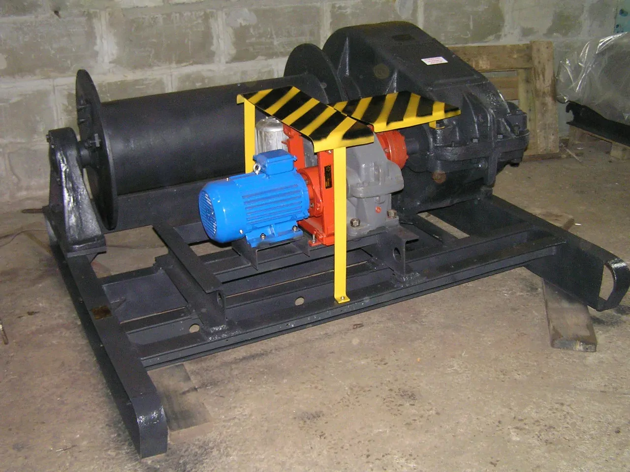 Монтажно-тяговая барабанная лебедка