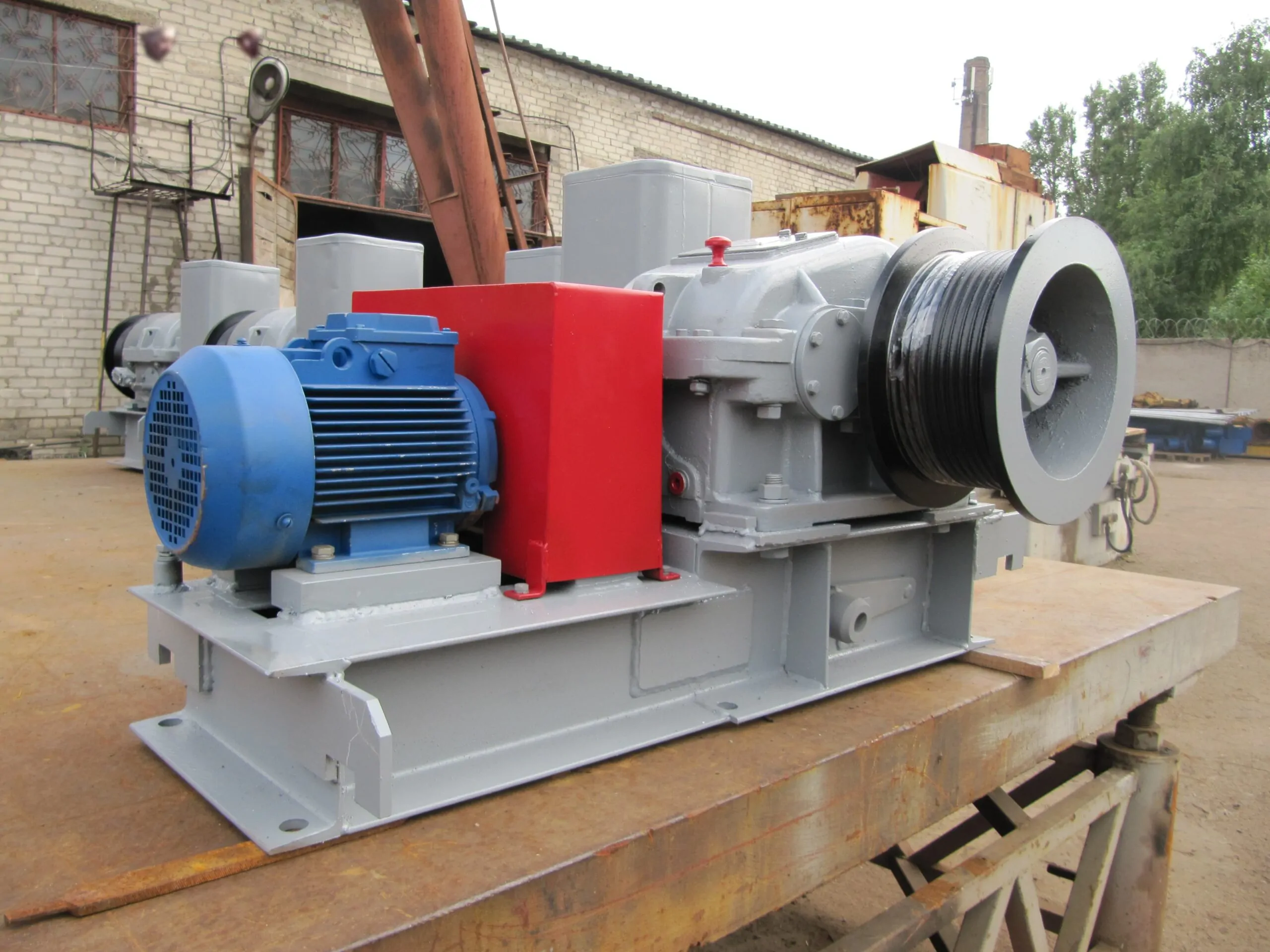 Металургійна лебідка з електроприводом