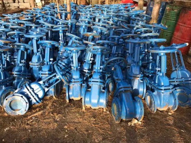 Чавунні запірні газові засувки Dn 350 з висувним шпинделем високого тиску