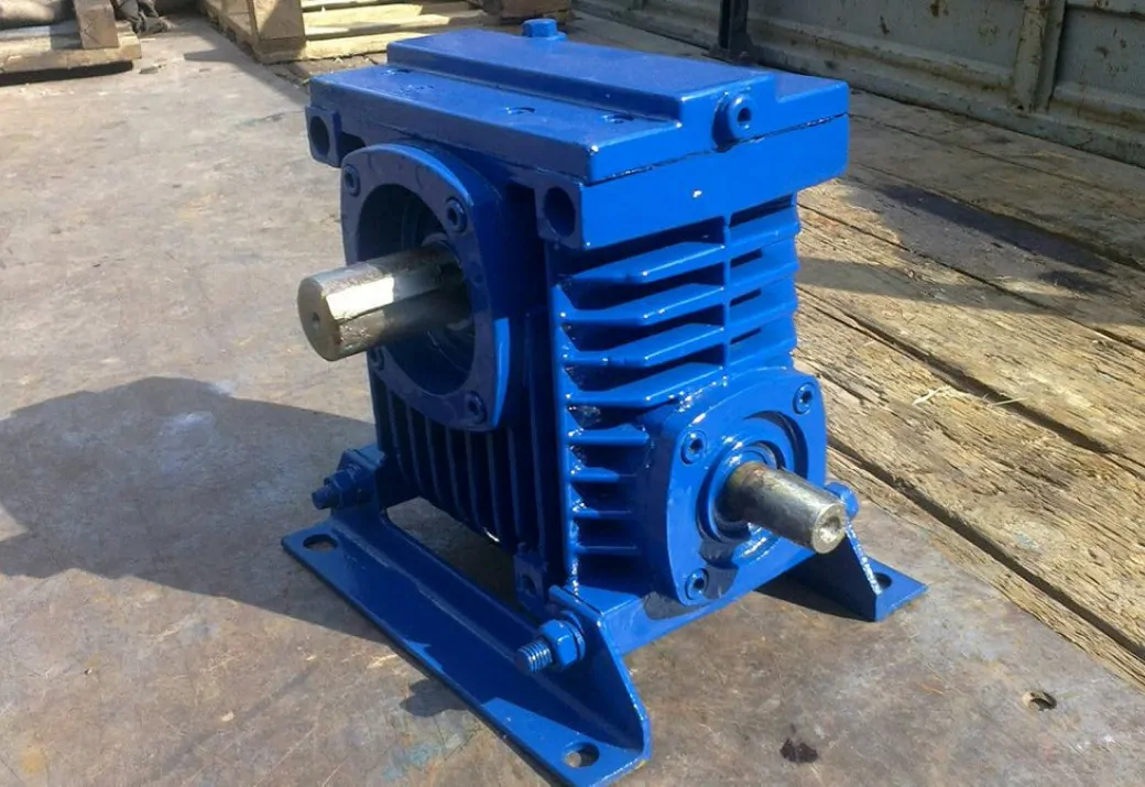 Понижающий одноступенчатый угловой червячный редуктор 1 к 50 фото