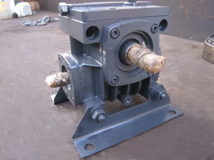 Понижающий одноступенчатый угловой червячный редуктор 1 к 40 фото