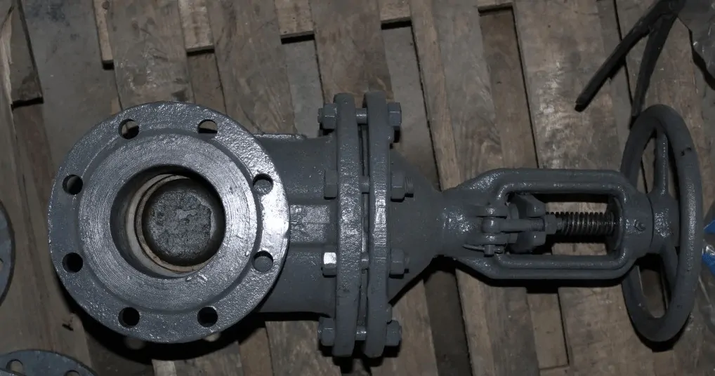 Чавунні запірні газові засувки Dn 125 з висувним шпинделем високого тиску