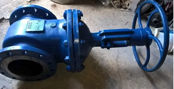 Засувка ДУ200 сталева для опалення з ручним керуванням