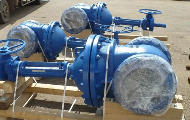 Клинова засувка лита з редуктором з маховиком для пари