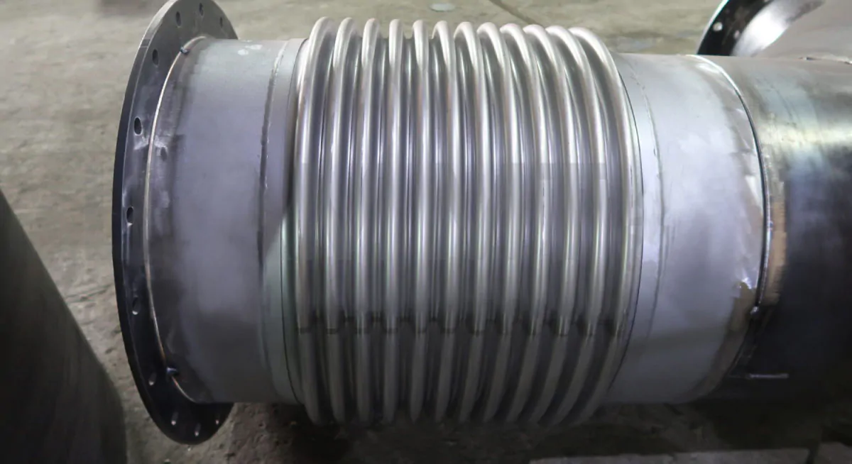 Сильфонний осьовий фланцевий компенсатор з осьовим ходом 60 мм